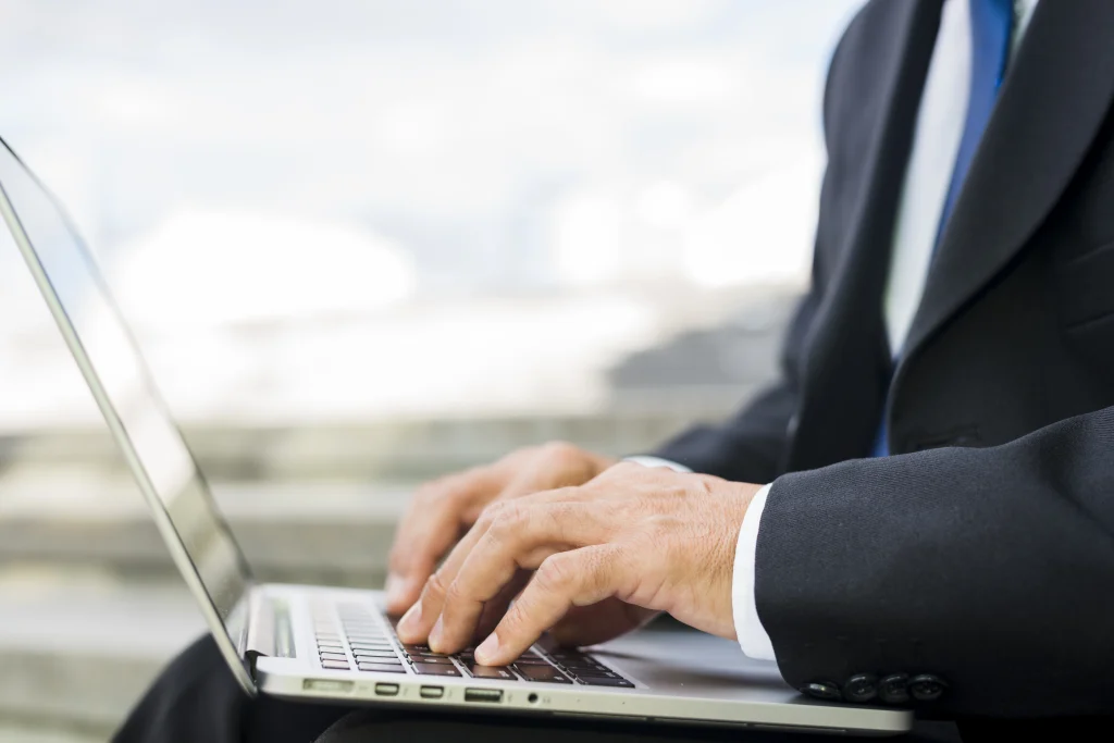 Laptop doanh nhân là gì ? Vì sao dân văn phòng đổ xô tìm mua ?