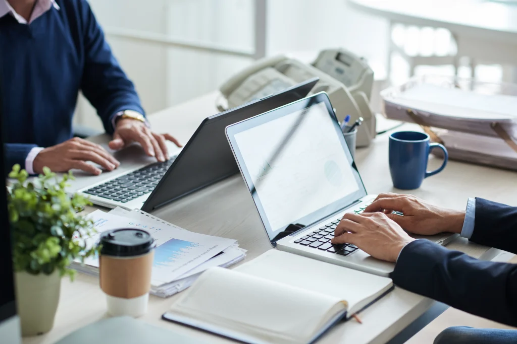 Laptop doanh nhân là gì ? Vì sao dân văn phòng đổ xô tìm mua ?