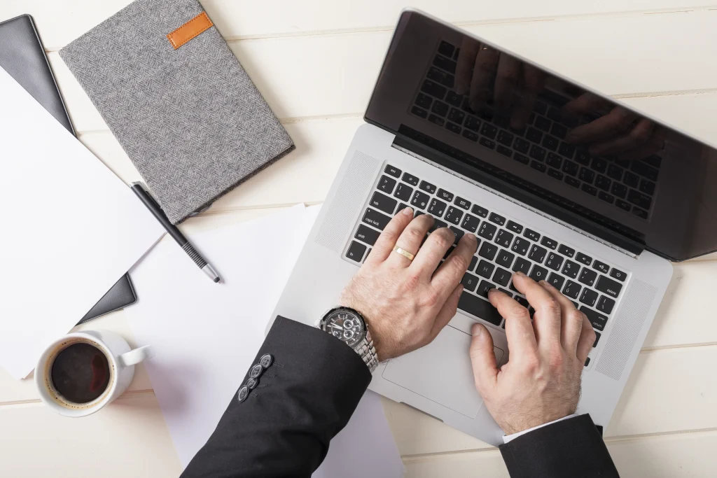Laptop doanh nhân là gì ? Vì sao dân văn phòng đổ xô tìm mua ?